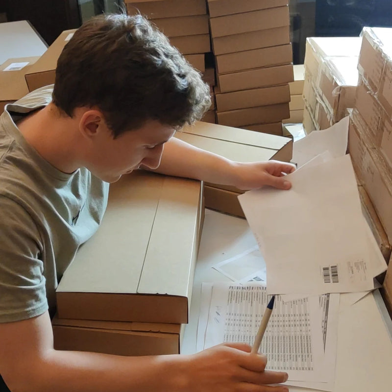 Die ersten Bestellungen handverpackt